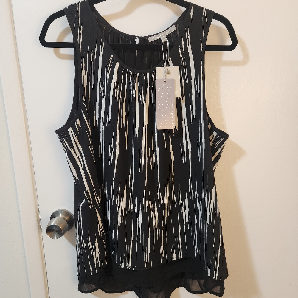 🆕️ Daniel Rainn B/W layered sleeveless blouse  NWT
